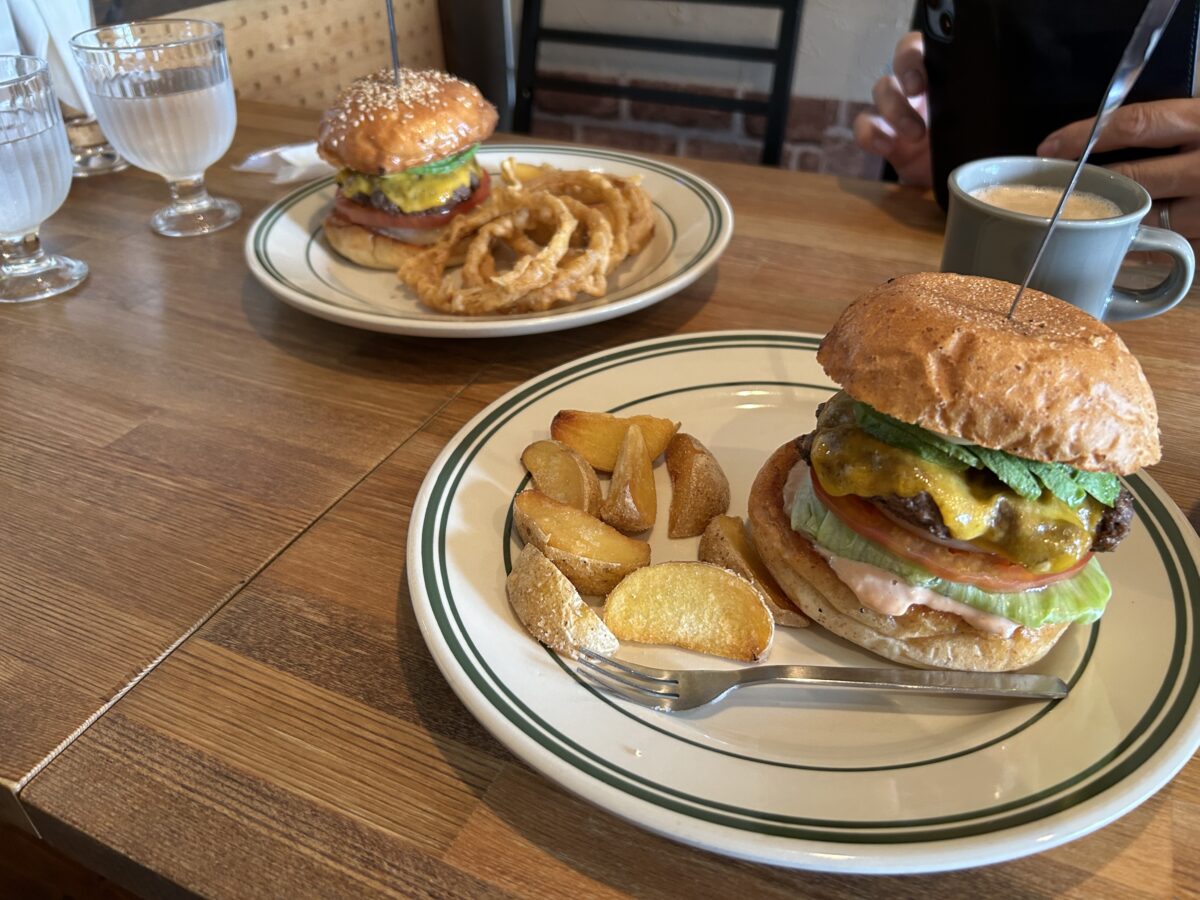 萩の旅　昼食のハンバーガー